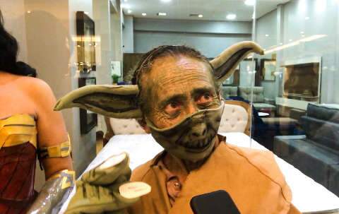 Vestida de Yoda, dona Rosa estreia em concurso de cosplay aos 63 anos