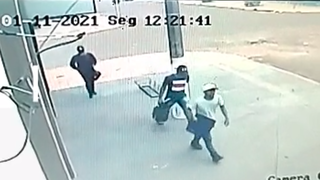 Trio durante fuga após assalto à joalheria no Centro de São Gabriel do Oeste (Reprodução)