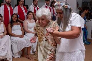 Quem entregou as alianças foi a tia avó de Oryan, de 95 anos. (Foto: Stanke Fotografia)