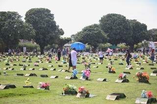 Visita nos túmulos esta manhã, no Memorial Park (Foto: Paulo Francis)