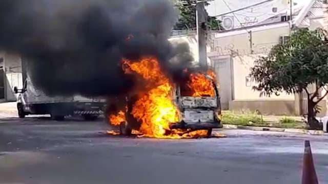 Kombi usada em transporte escolar pega fogo no meio da rua 