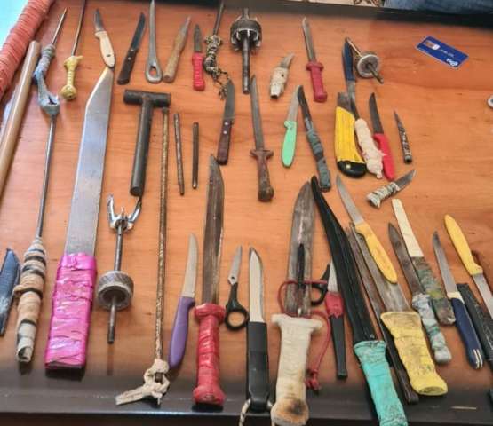 Pente-fino encontra celulares, facas e bebida em pres&iacute;dio da fronteira