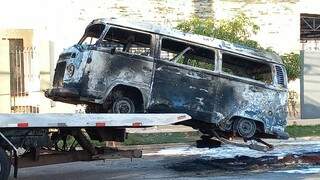 Kombi usada em transporte escolar pega fogo no meio da rua 