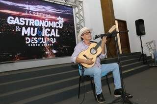 Aurélio Miranda se apresentando no lançamento do festival. (Foto: Paulo Francis)