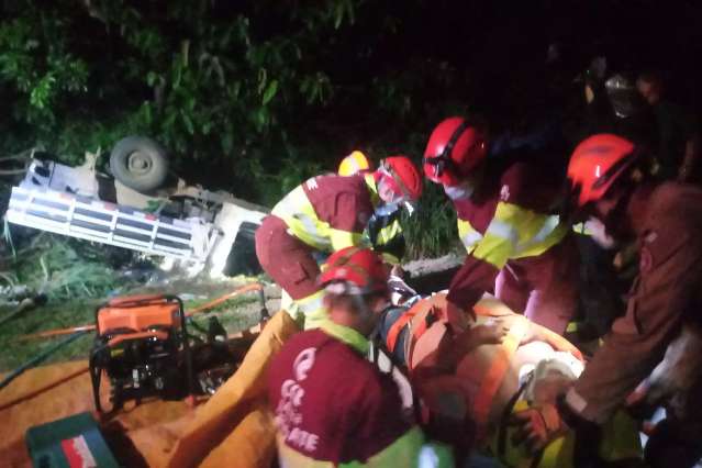 Homem perde controle da direção, capota caminhonete e fica preso às ferragens