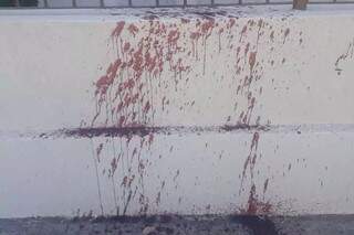 Sangue da vítima também ficou em muro de residência na Rua Aquidauana. (Foto: Direto das Ruas)