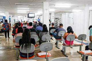 Trabalhadores em busca de atendimento na sede da Funsat em Campo Grande. (Foto: Arquivo/Campo Grande News)