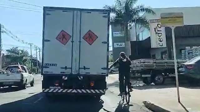 Leitor registra ciclista pegando &ldquo;carona&rdquo; em caminh&atilde;o na Mascarenhas de Moraes