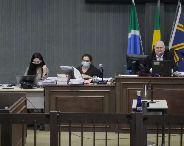 Primeiro j&uacute;ri do m&ecirc;s termina com mudan&ccedil;a de crime e r&eacute;u em liberdade  