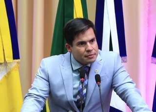 Médico e vereador Diogo Castilho (DEM), durante pronunciamento na Câmara de Dourados. (Foto: Reprodução Facebook)