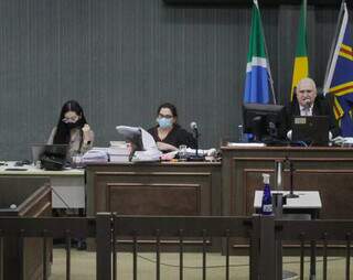 Primeiro j&uacute;ri do m&ecirc;s termina com mudan&ccedil;a de crime e r&eacute;u em liberdade  