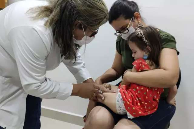 Ap&oacute;s feriad&atilde;o, multivacina&ccedil;&atilde;o recome&ccedil;a para crian&ccedil;as e adolescentes