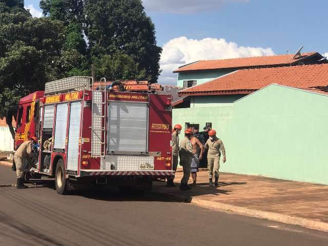 Em surto, homem amea&ccedil;a se matar e &eacute; contido por PMs e Bombeiros