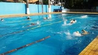 Natação é uma das cinco modalidades do Centro de Treinamento da Prefeitura de Campo Grande. (Foto: Funesp/Divulgação)