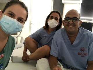 Eliene e Renie ao lado da enfermeira Karen Leguiça. (Foto: Assessoria Santa Casa)