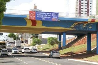 Poluição visual: faixa exposta em viaduto da Afonso Pena com Avenida Ceará. (Foto: Kísie Ainoã)