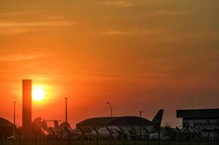 Vista do sol nascendo na região do Aeroporto Internacional da Capital. (Foto: Marcos Maluf)