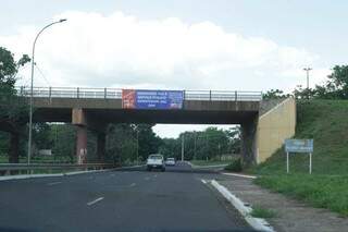 Anúncios em locais públicos, como viadutos, são proibidos em Campo Grande. (Foto: Kísie Ainoã)