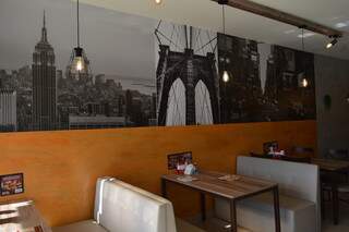 Café tem quadros de Nova York nas paredes. (Foto: Bárbara Cavalcanti)