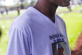 No velório de Rhennan, amigos usavam camiseta estampada com o nome e a foto dele. (Foto: Marcos Maluf)