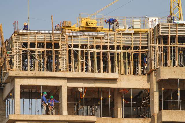 Constru&ccedil;&atilde;o amarga alta em pre&ccedil;os e m&atilde;o de obra &quot;roubada&quot; por gigante da celulose