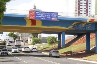Após matéria sobre poluição visual, faixa instalada em viaduto é retirada Após matéria sobre poluição visual, faixa instalada em viaduto é retirada