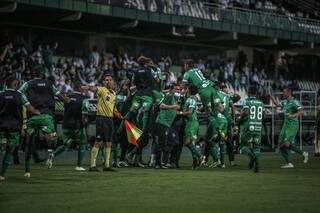 Coritiba domina partida e vence o Oper&aacute;rio-PR por 3 a 1 