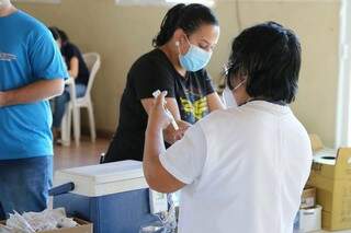 Profissional preparando dose da vacina para aplicação. (Foto: Paulo Francis)