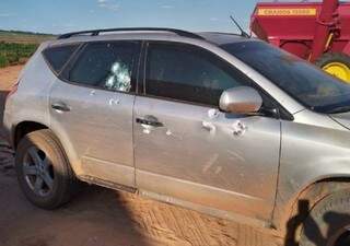 Veículo crivado de balas em área de conflito por terra na fronteira. (Foto: Última Hora)