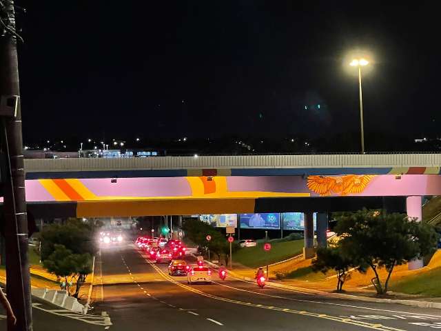 Ap&oacute;s mat&eacute;ria sobre polui&ccedil;&atilde;o visual, faixa instalada em viaduto &eacute; retirada