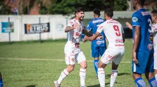 Jogadores do Vila Nova comemoram gol marcado sobre o Aquidauanense. (Foto: Vinícius Eduardo)