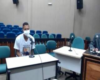 Adriano, vestido com a camiseta em homenagem ao amigo, durante audiência de custódia na manhã de ontem. (Foto: Reprodução)