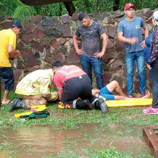 Mulher durante atendimento dos bombeiros após ser salva por grupo. (Foto: Direto das Ruas)