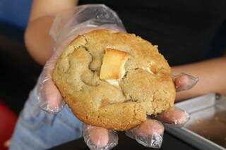 Cookie gigante cabe na palma da mão.(Foto: Kísie Ainoã)