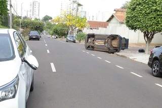 Carros colidem e um deles tomba em cruzamento da Rua Pernambuco 