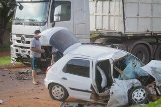 Carro ficou com a frente totalmente destruída após colisão. (Foto: Marcos Maluf)