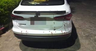 Manchas de sangue no carro do taxista. (Foto: Divulgação/Polícia Civil)