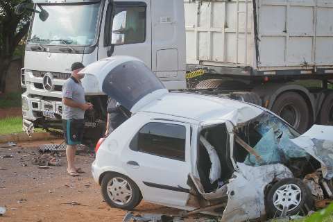 Mulher é socorrida em estado grave depois de colisão com carreta