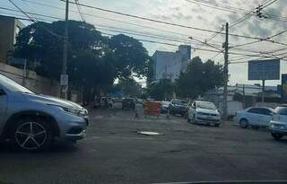 Placa de aviso permitindo apenas acesso local. (Foto: Direto das Ruas)