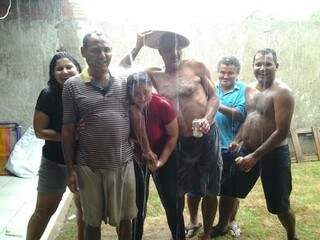 Família sempre foi unida e divertida, até em dia de banho de chuva. (Foto: Arquivo Pessoal)