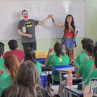 Em aulão, professores "super-heróis" quebram tensão antes do Enem