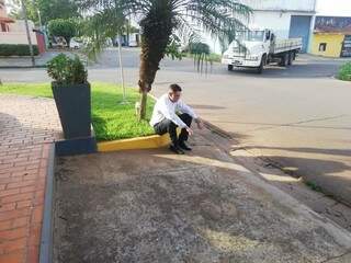 Ronald Acevedo sentado ao lado do local onde a filha caiu morta. (Foto: Direto das Ruas)