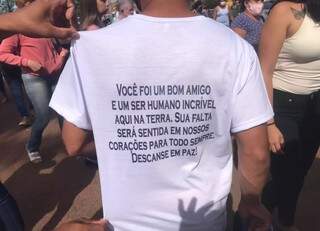 Frase estampada na camiseta usada por Adriano em homenagem ao amigo. (Foto: Marcos Maluf)