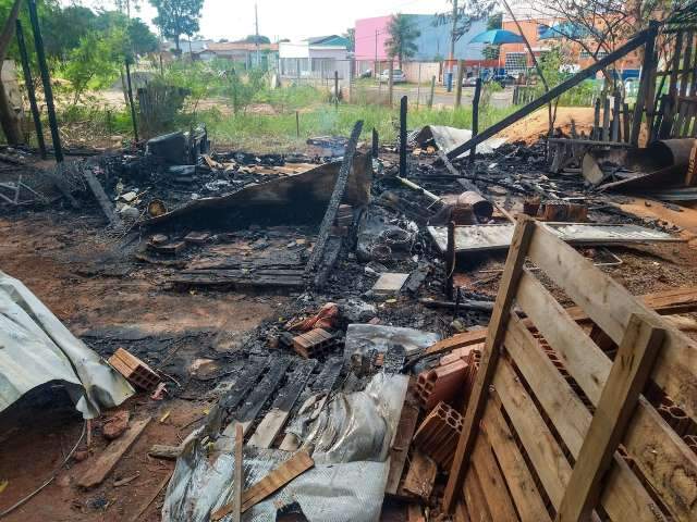 Barraco &eacute; incendiado e mulher de 30 anos morre queimada
