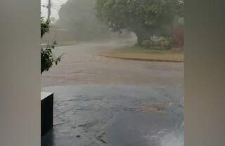 Rua ficou alagada após forte chuva nesta tarde em Ponta Porã (Reprodução)