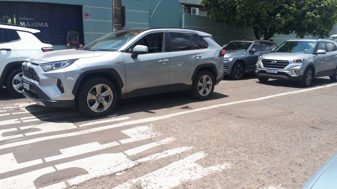 Governo de SP multa mais de 360 veículos parados em fila dupla nas