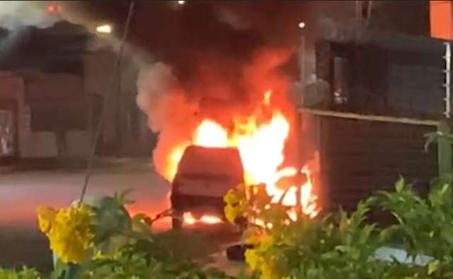 Carro pega fogo e fica destru&iacute;do: &quot;Ouvi um barulho e as chamas come&ccedil;aram&quot;