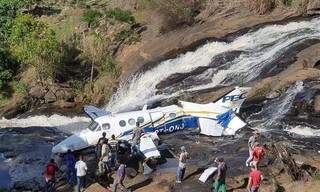 Avião caiu em uma cachoeira, mas não explodiu. (Foto: Divulgação)