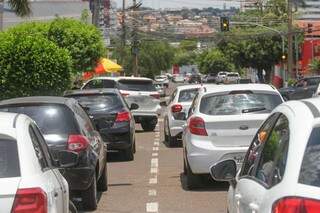 Carros parados em fila dupla na Rua Goiás durante horário de saída. (Foto: Marcos Maluf)