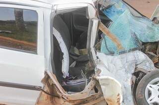 Carro de Mirian ficou completamente destruído com colisão. (Foto: Marcos Maluf)